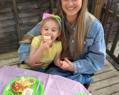 enjoying-tea-and-cakes